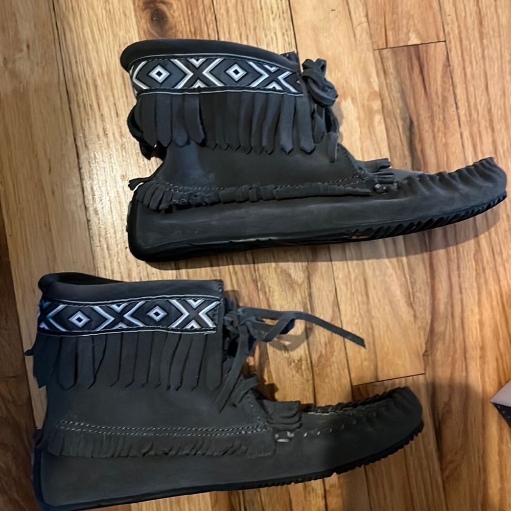 Manitobah mukluks original. Very good condition. One a few times. Size 8. Grey
